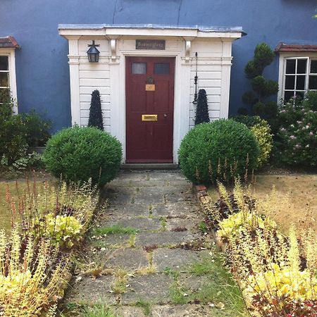 Bonningtons Stansted Self Catering Hotel Станстед Маунтфитчет Екстериор снимка