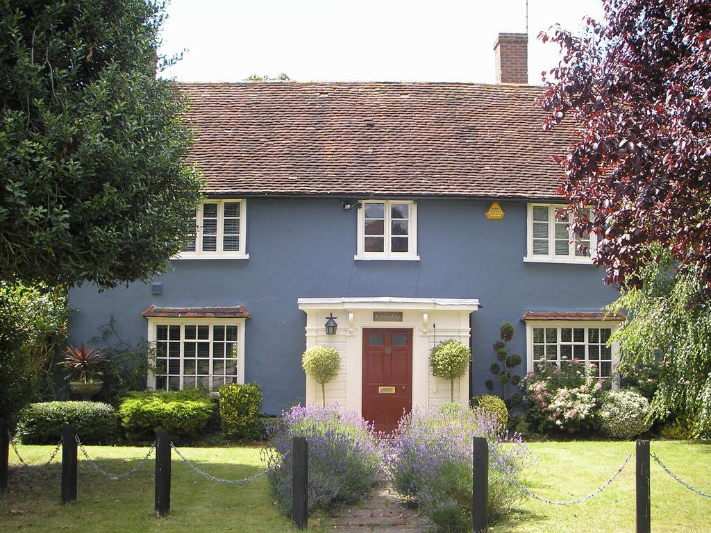Bonningtons Stansted Self Catering Hotel Станстед Маунтфитчет Екстериор снимка