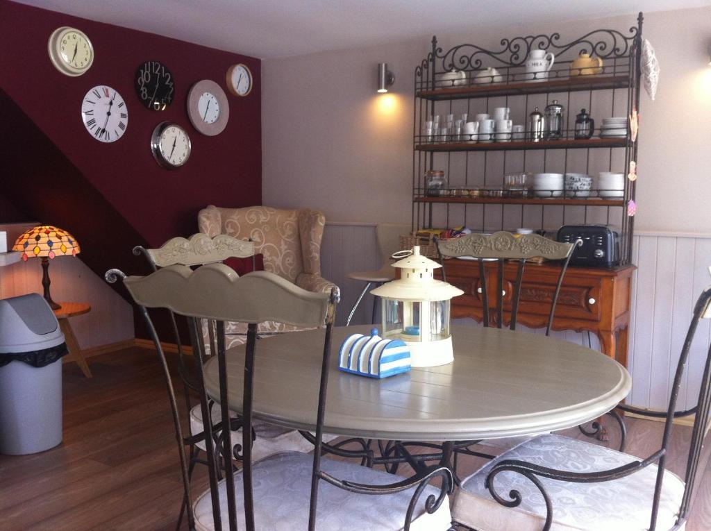 Bonningtons Stansted Self Catering Hotel Станстед Маунтфитчет Стая снимка