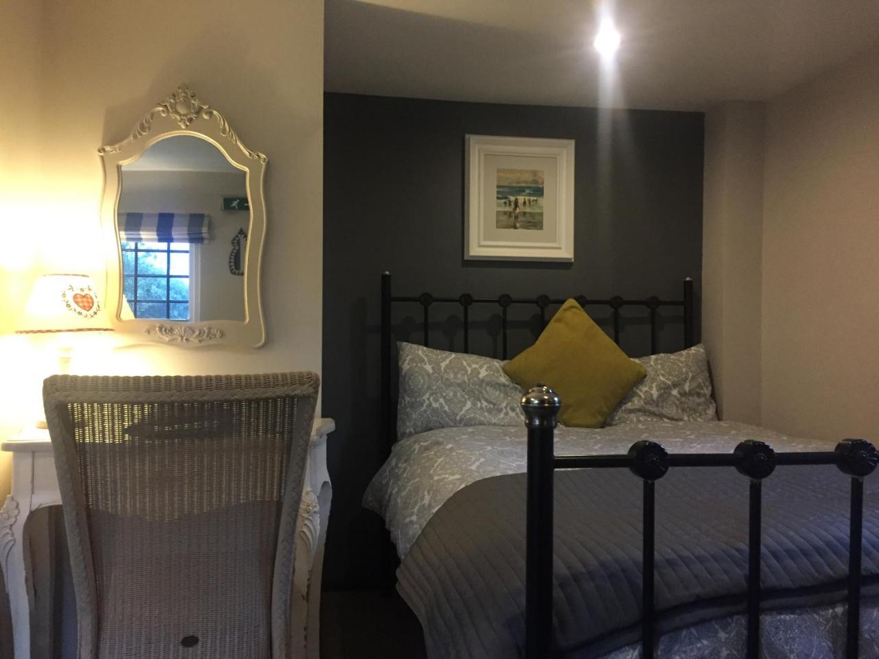 Bonningtons Stansted Self Catering Hotel Станстед Маунтфитчет Екстериор снимка