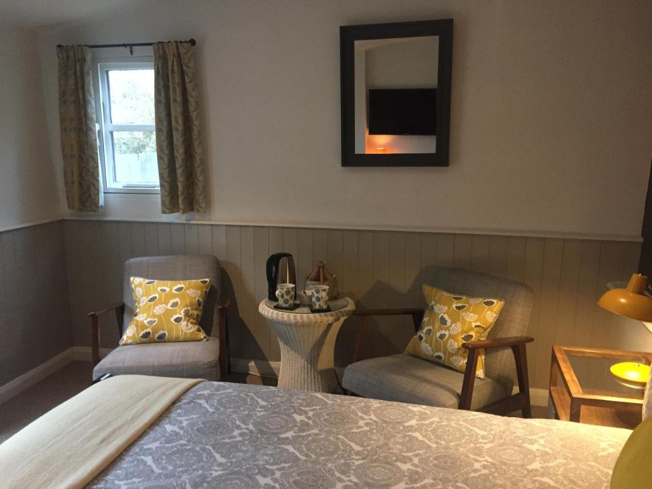 Bonningtons Stansted Self Catering Hotel Станстед Маунтфитчет Екстериор снимка