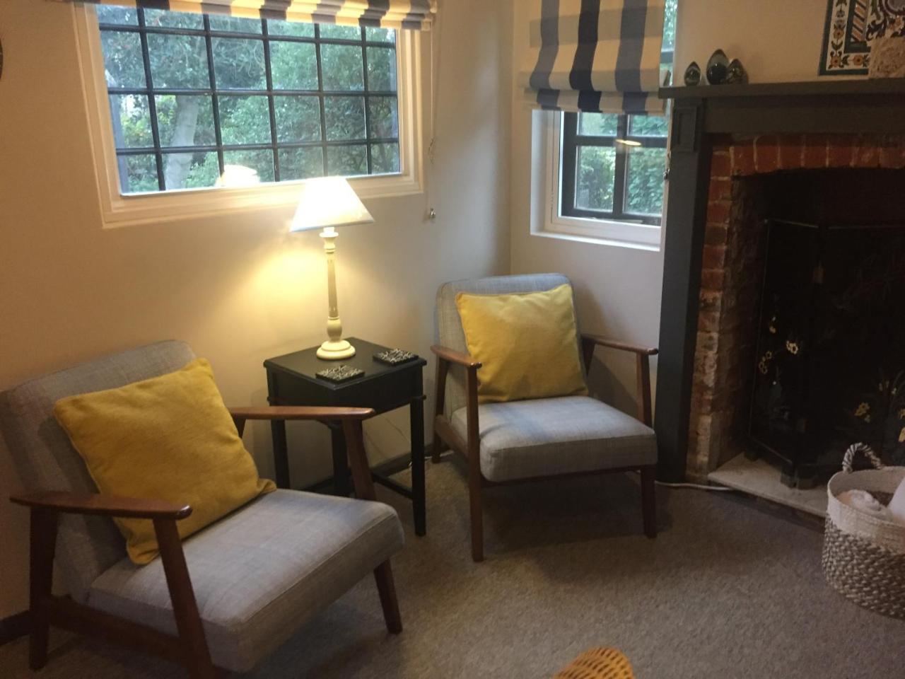 Bonningtons Stansted Self Catering Hotel Станстед Маунтфитчет Екстериор снимка