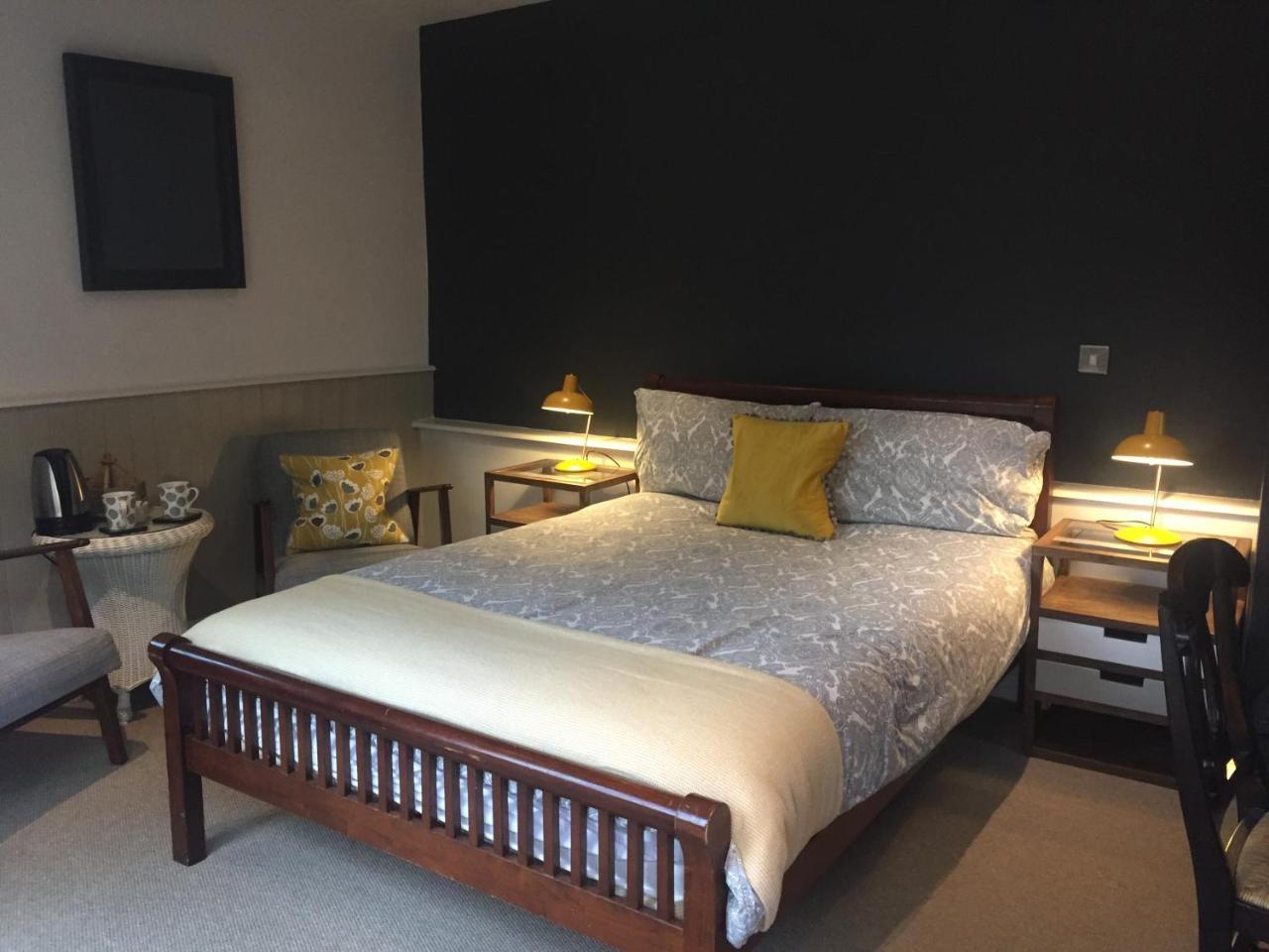 Bonningtons Stansted Self Catering Hotel Станстед Маунтфитчет Екстериор снимка