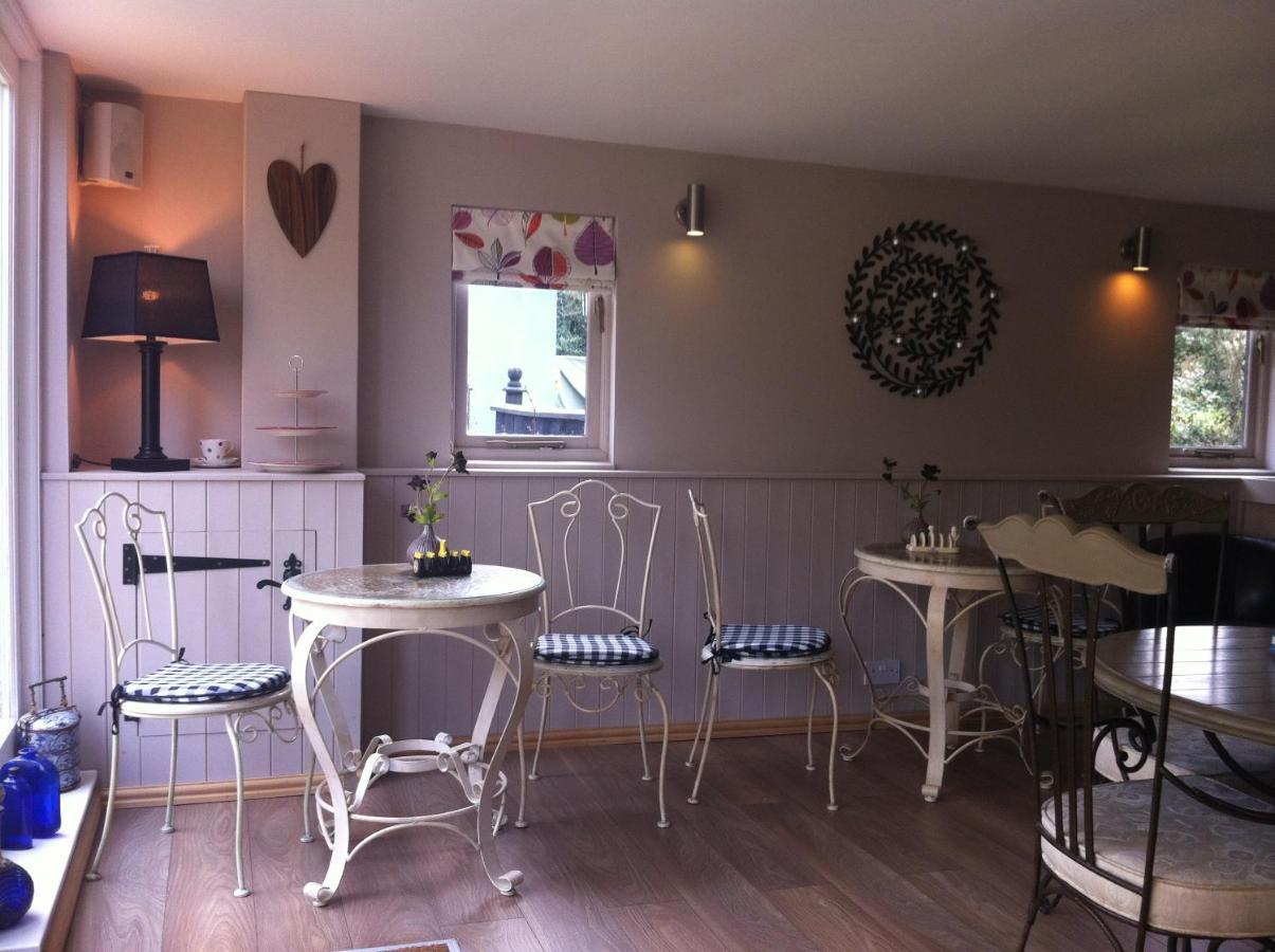 Bonningtons Stansted Self Catering Hotel Станстед Маунтфитчет Стая снимка