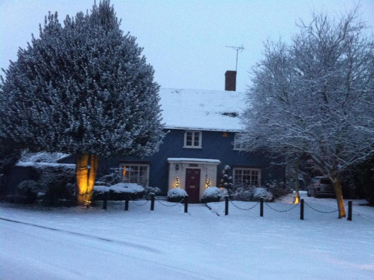 Bonningtons Stansted Self Catering Hotel Станстед Маунтфитчет Стая снимка