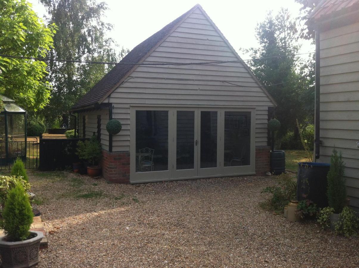 Bonningtons Stansted Self Catering Hotel Станстед Маунтфитчет Стая снимка