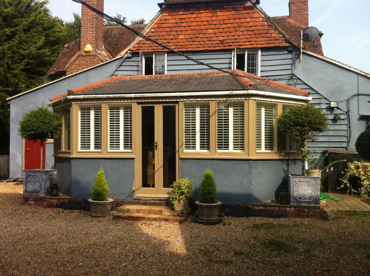 Bonningtons Stansted Self Catering Hotel Станстед Маунтфитчет Стая снимка